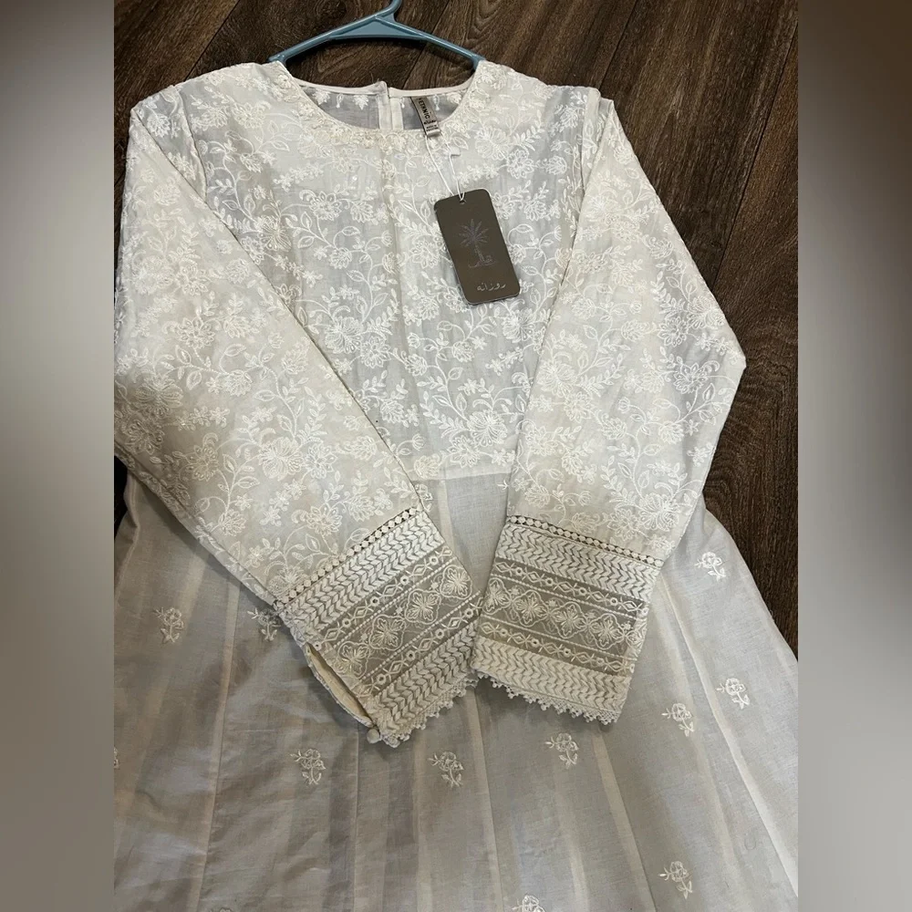 Elegant White Ethnc brand Pakistani Indian dress - Picture 3 of 9